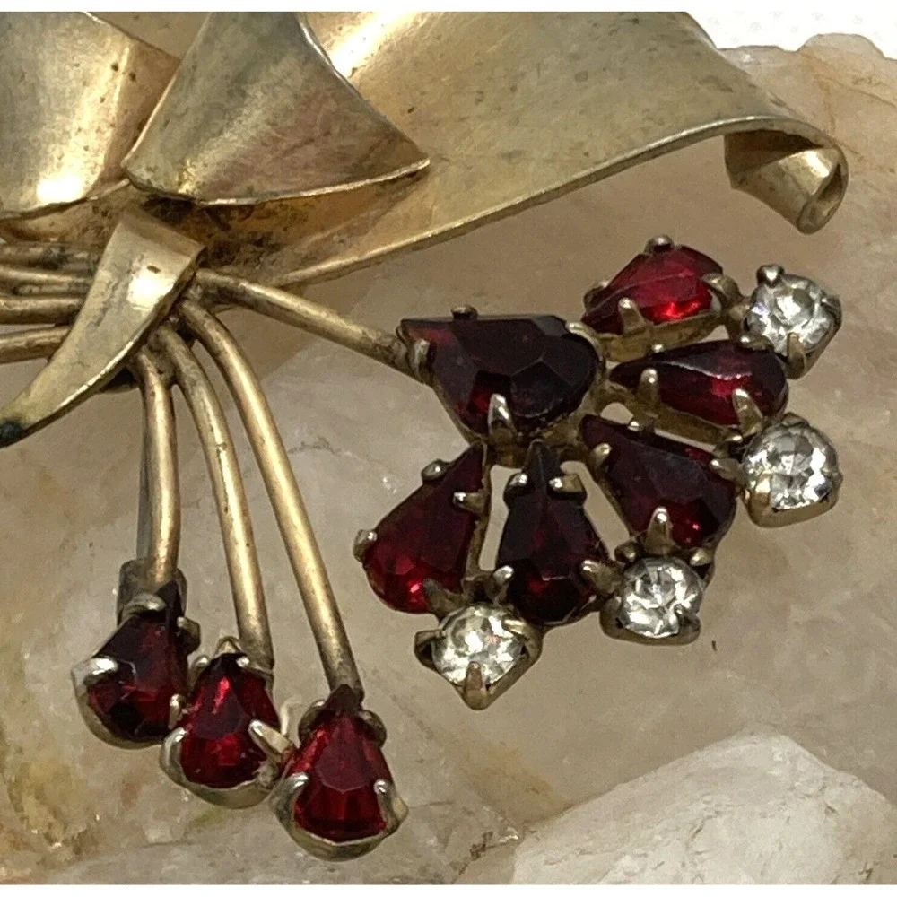 Vintage P&F Gold Filled Red & White Floral Organic Rhinestone Brooch Pin‎ 7.4g
